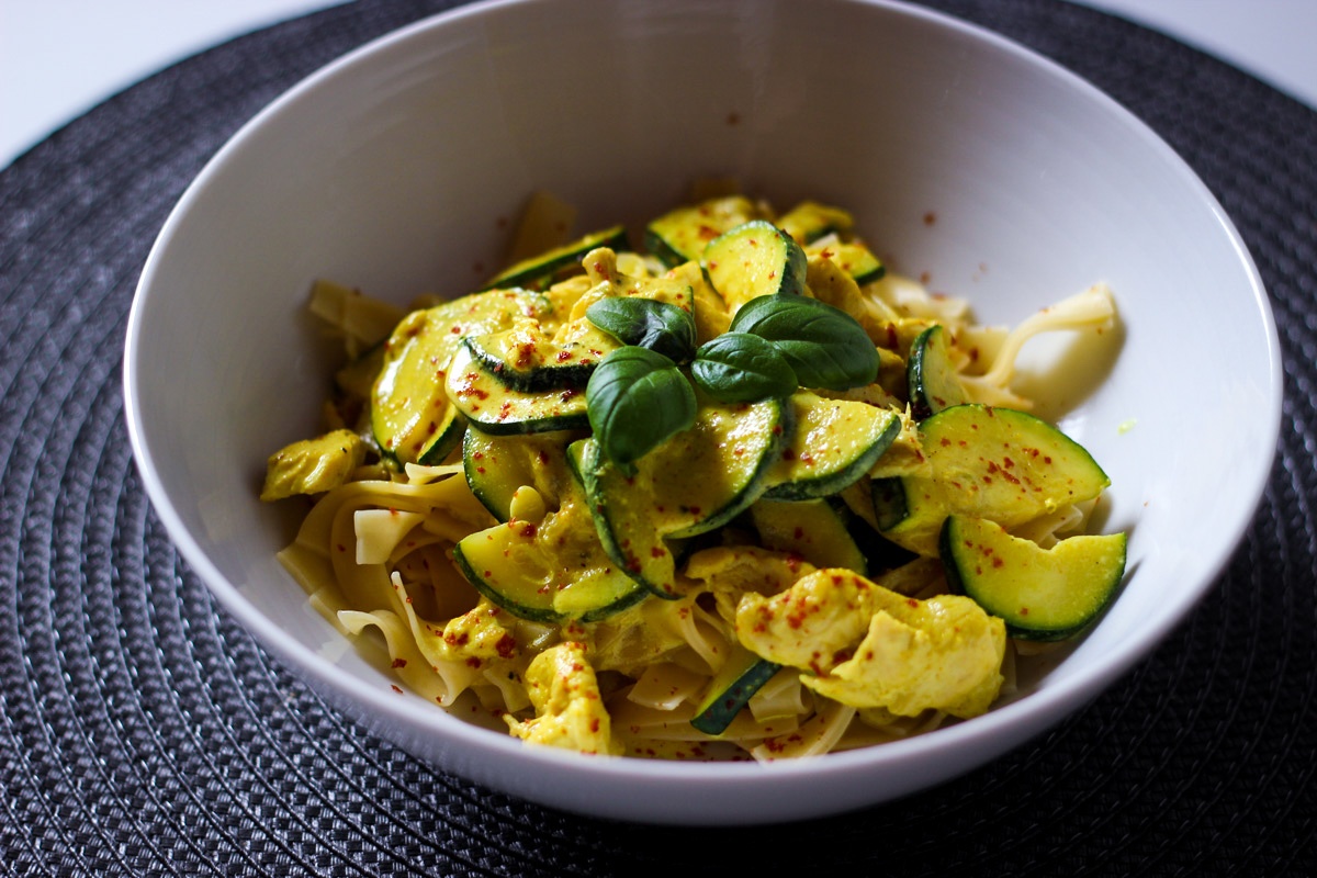 Hähnchen Zucchini Curry mit Nudeln - Kathis Rezepte