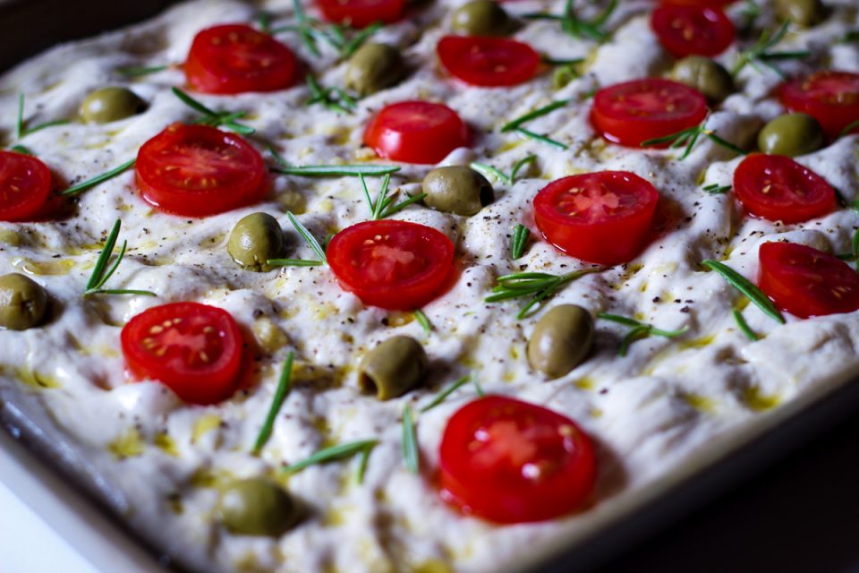 Focaccia mit Tomaten und Oliven - Kathis Rezepte